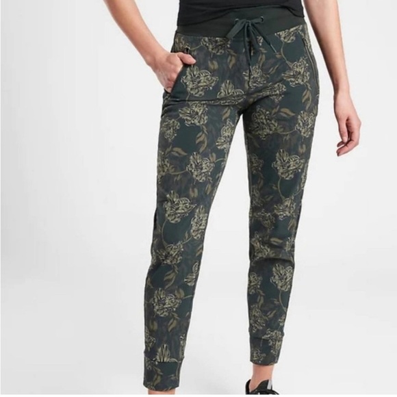 Athleta Pants - Athleta Trekkie North Printed Floral Jogger Size 2